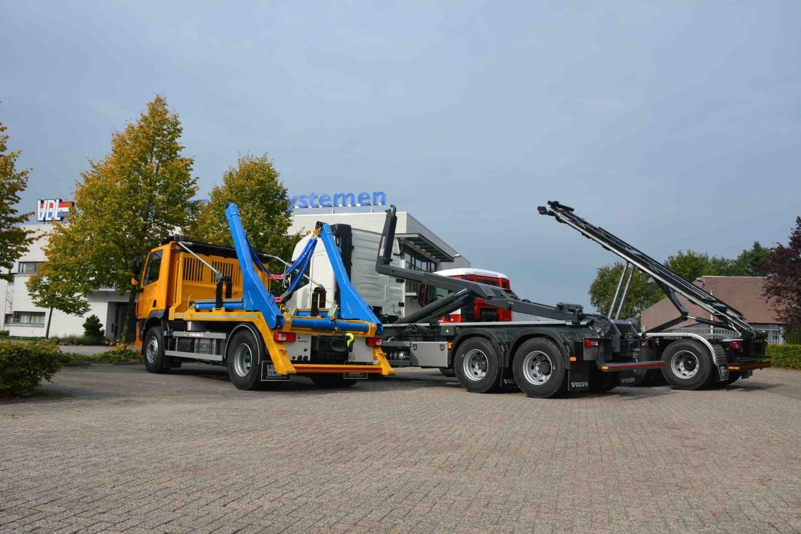 DEMOUNTABLE CONTAINER SYSTEMS
FOR CONTAINER HANDLING